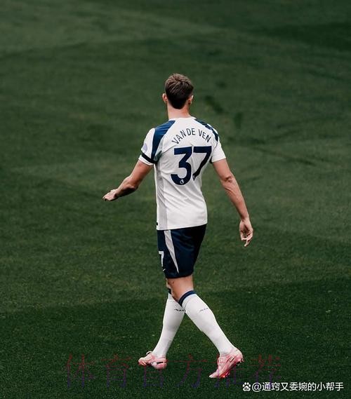 西媒:皇马关注范德文和卢克巴 但球员转会费太贵 西媒:皇马关注范德文和卢克巴 但球员转会费太贵